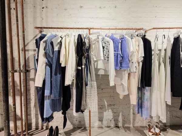 What are the key success factors for retail pop-up store locations in urban areas?